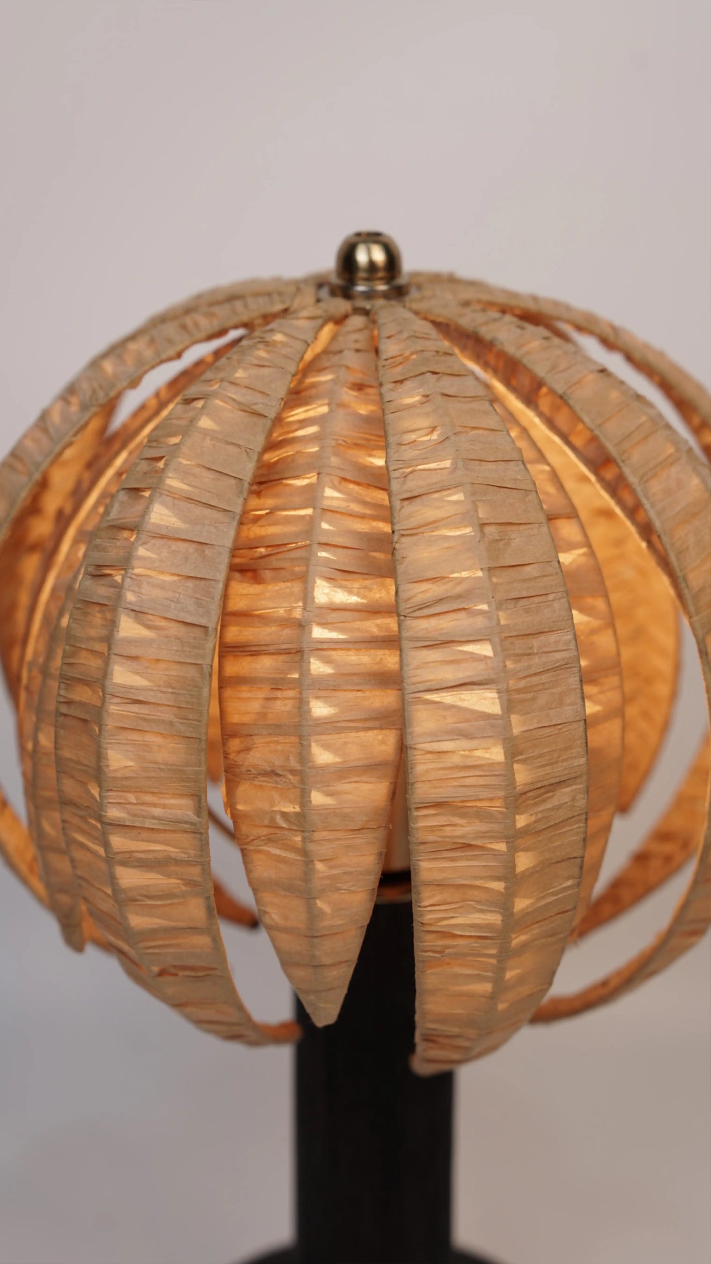 Aurelia Palm Table Lamp – Handcrafted Ambient Lighting
