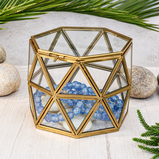 Luxurious diamond clear glass box, exquisite craftsmanship showcasing sparkling diamond details in pristine glass